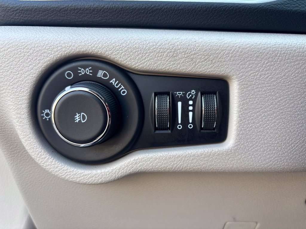 Used 2024 White Chrysler Touring L image 23