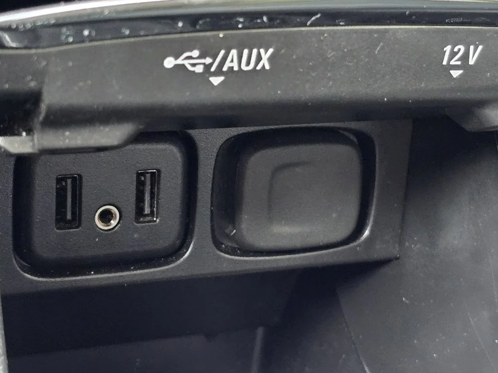 Used 2018 Summit White Buick Essence image 9