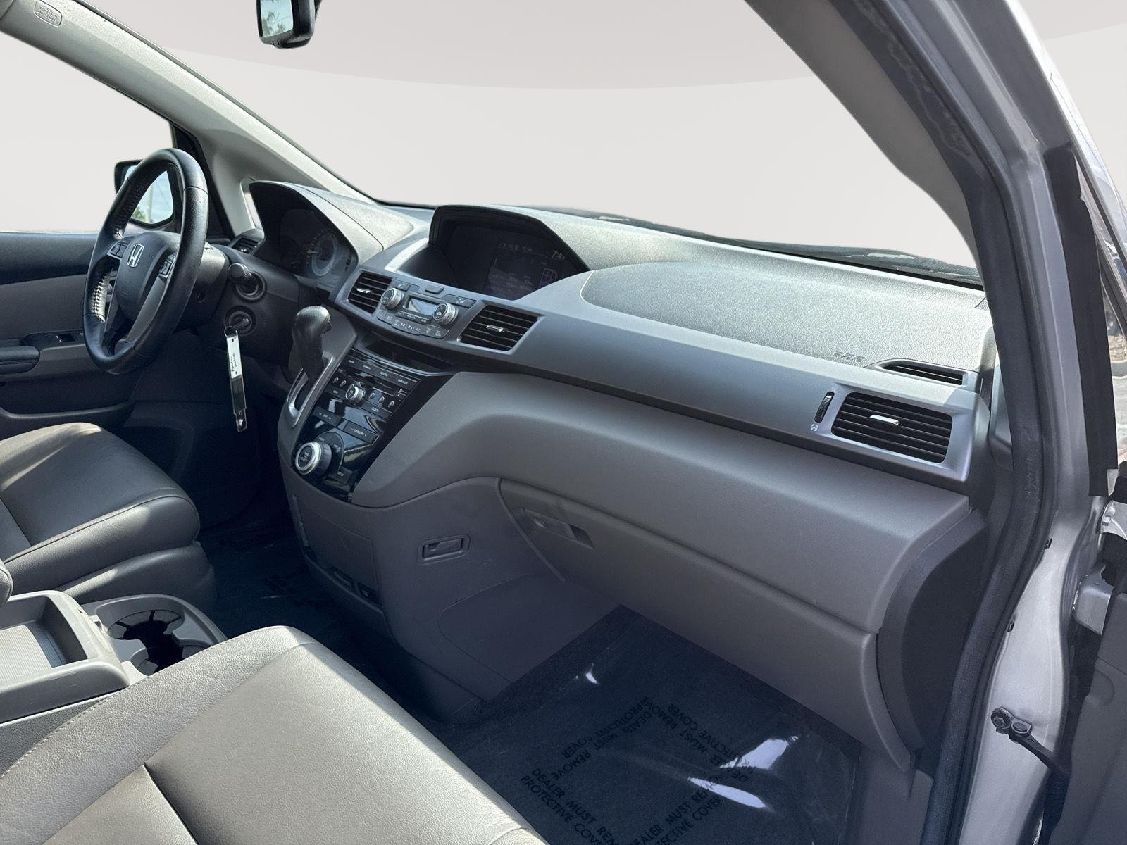 Used 2013 Alabaster Silver Metallic Honda EX-L image 30