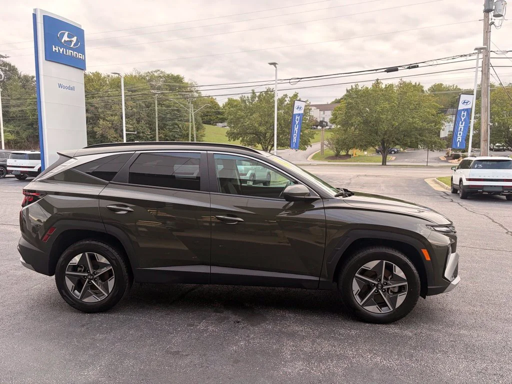 Used 2025 Green Hyundai SEL image 4