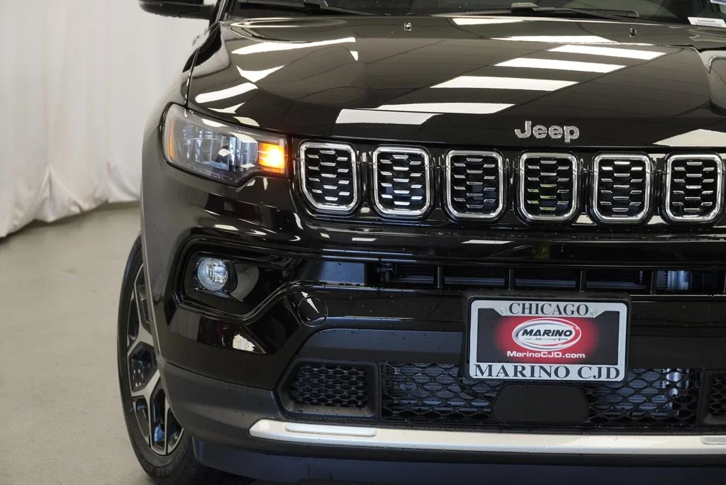 New 2026 Diamond Black Crystal Pearl-Coat Exterior Paint Jeep Limited image 9
