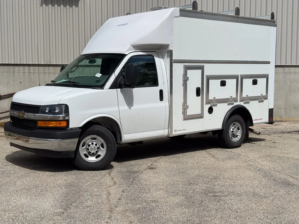 New 2026 Summit White Chevrolet 1WT image 2