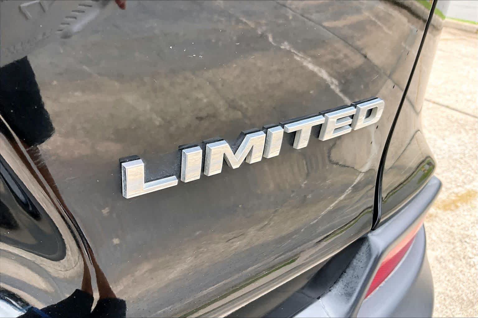Used 2020 Diamond Black Crystal Pearlcoat Jeep Limited image 10