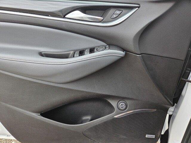 Used 2020 Summit White Buick Essence image 21