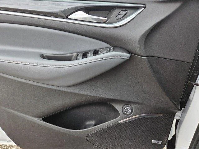 Used 2020 Summit White Buick Essence image 21