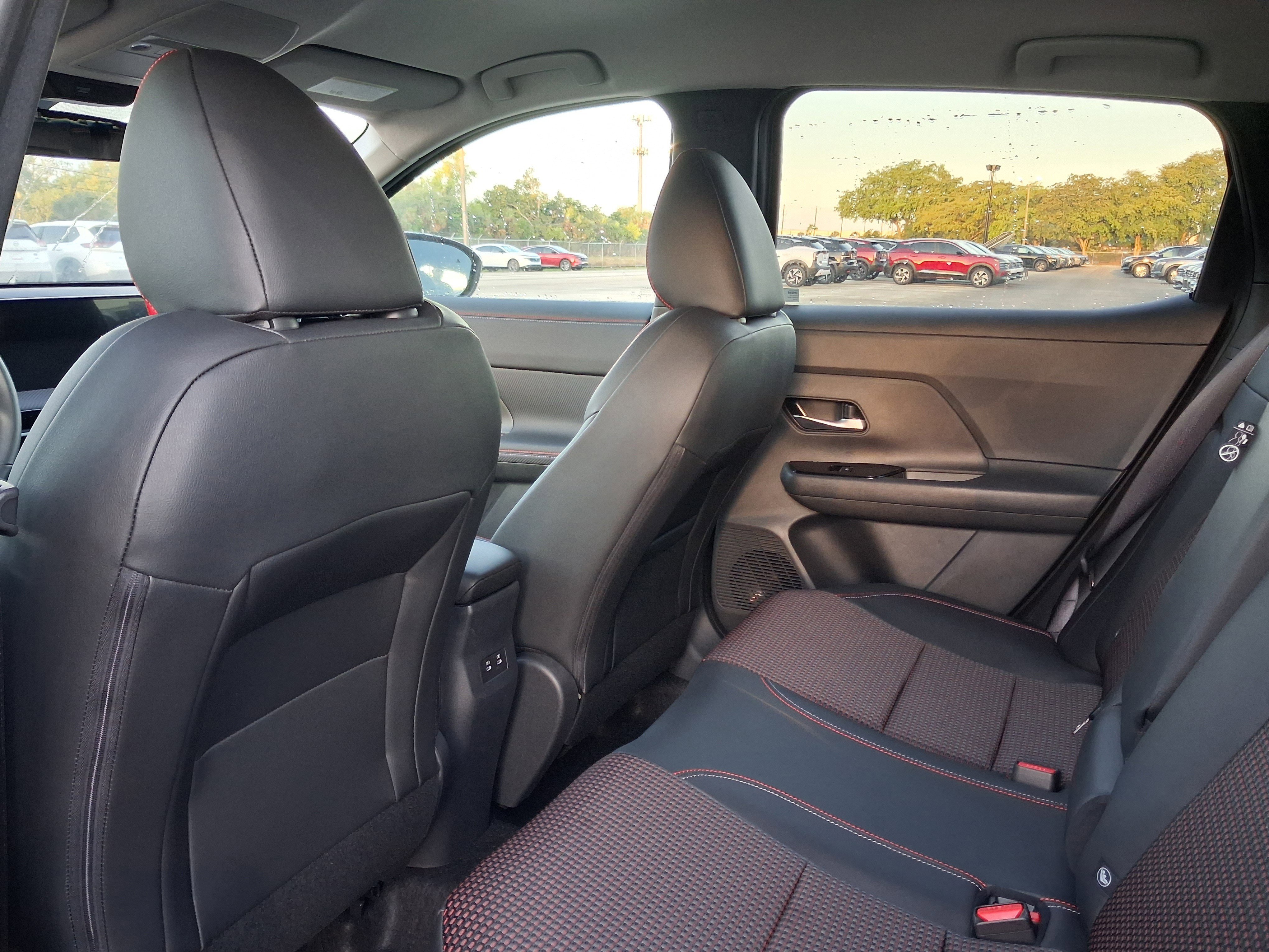New 2026 Gun Metallic / Scarlet Ember Tintcoat Two-tone Nissan SR image 5