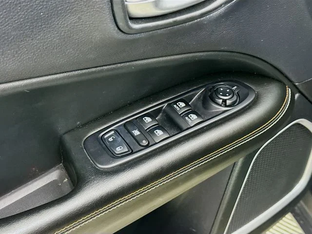 Used 2018 Jazz Blue Pearlcoat Jeep Latitude image 17