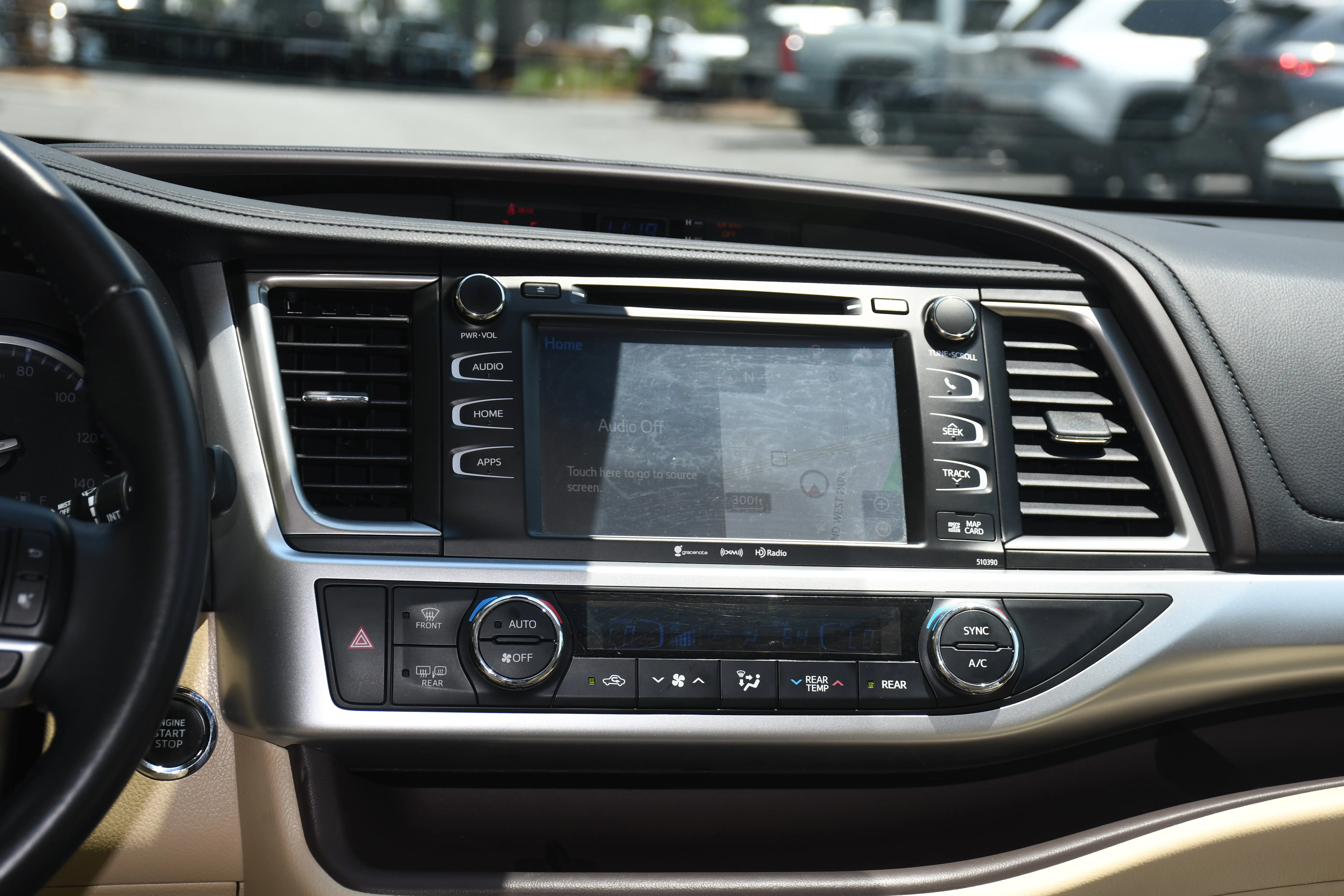 Used 2018 White Toyota XLE image 17