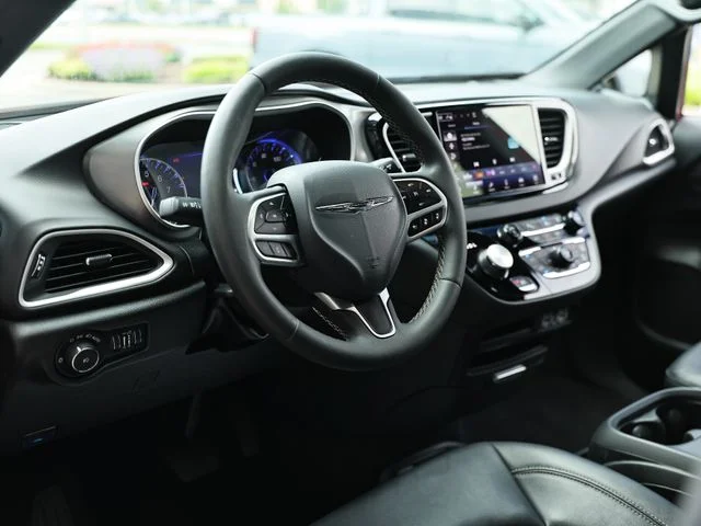 Used 2025 Red Hot Pearlcoat Chrysler Select image 18