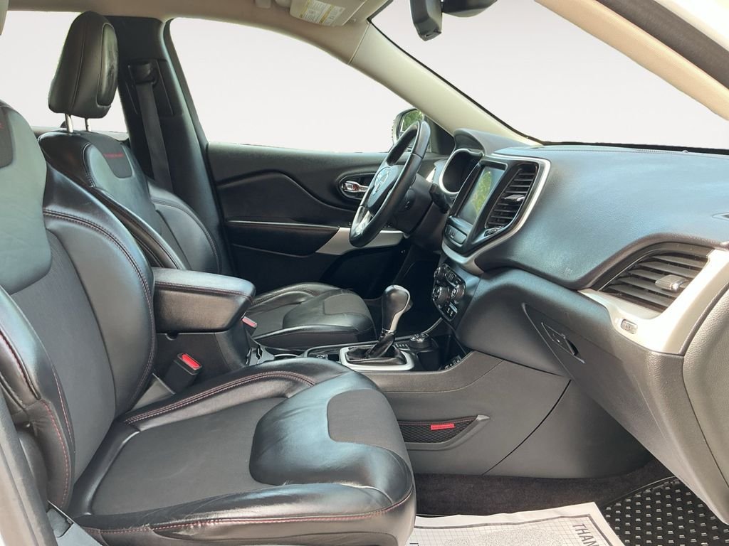 Used 2018 White Jeep Trailhawk image 18