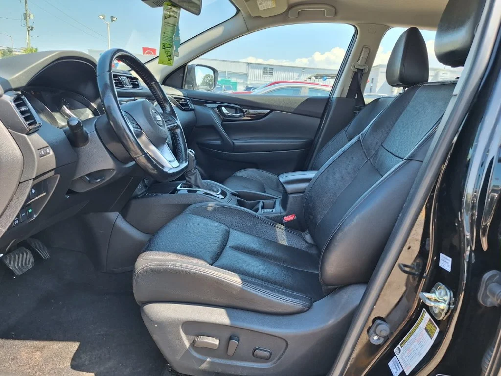 Used 2022 Black Nissan SL image 11