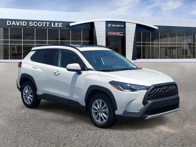 Used 2022 Wind Chill Pearl Toyota LE image 1