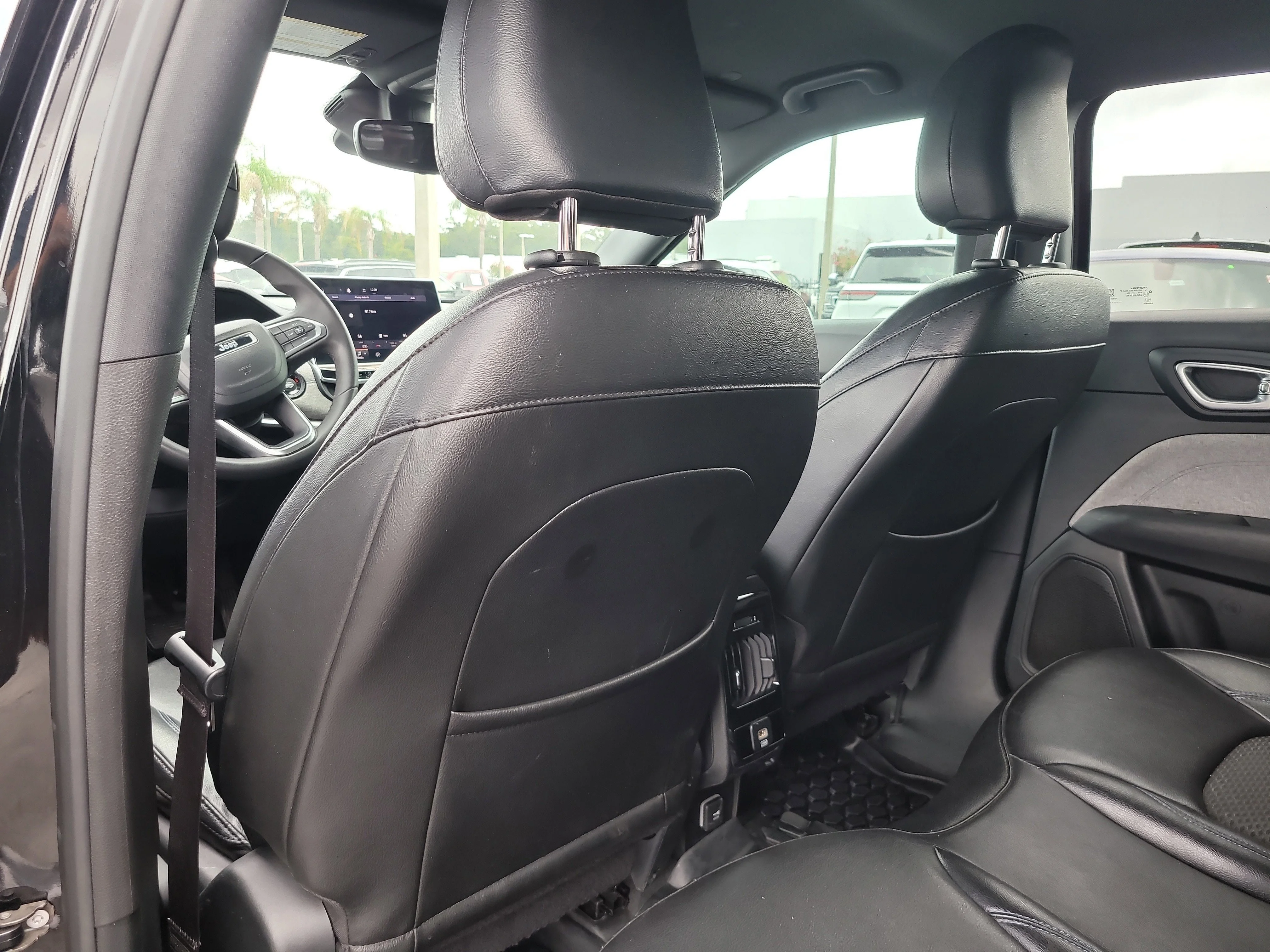 Used 2023 Diamond Black Crystal Pearlcoat Jeep Latitude image 12