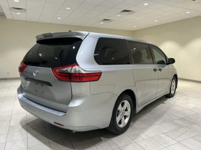 Used 2020  Toyota L image 5