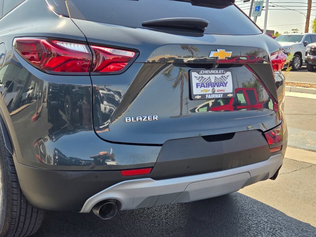 Used 2020 GRAPHITE METALLIC Chevrolet LT image 5