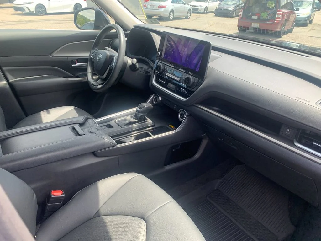 Used 2024  Toyota XLE image 19