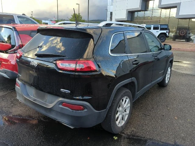 Used 2018 Black Jeep Latitude image 3