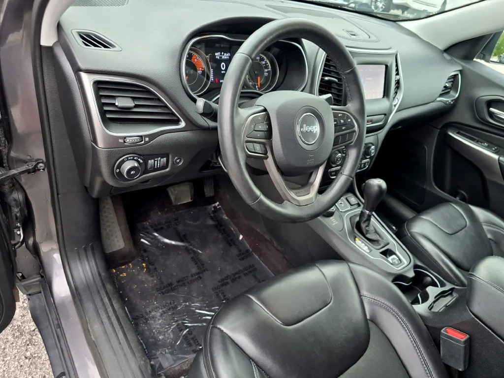 Used 2019 Gray Jeep Latitude Plus image 23