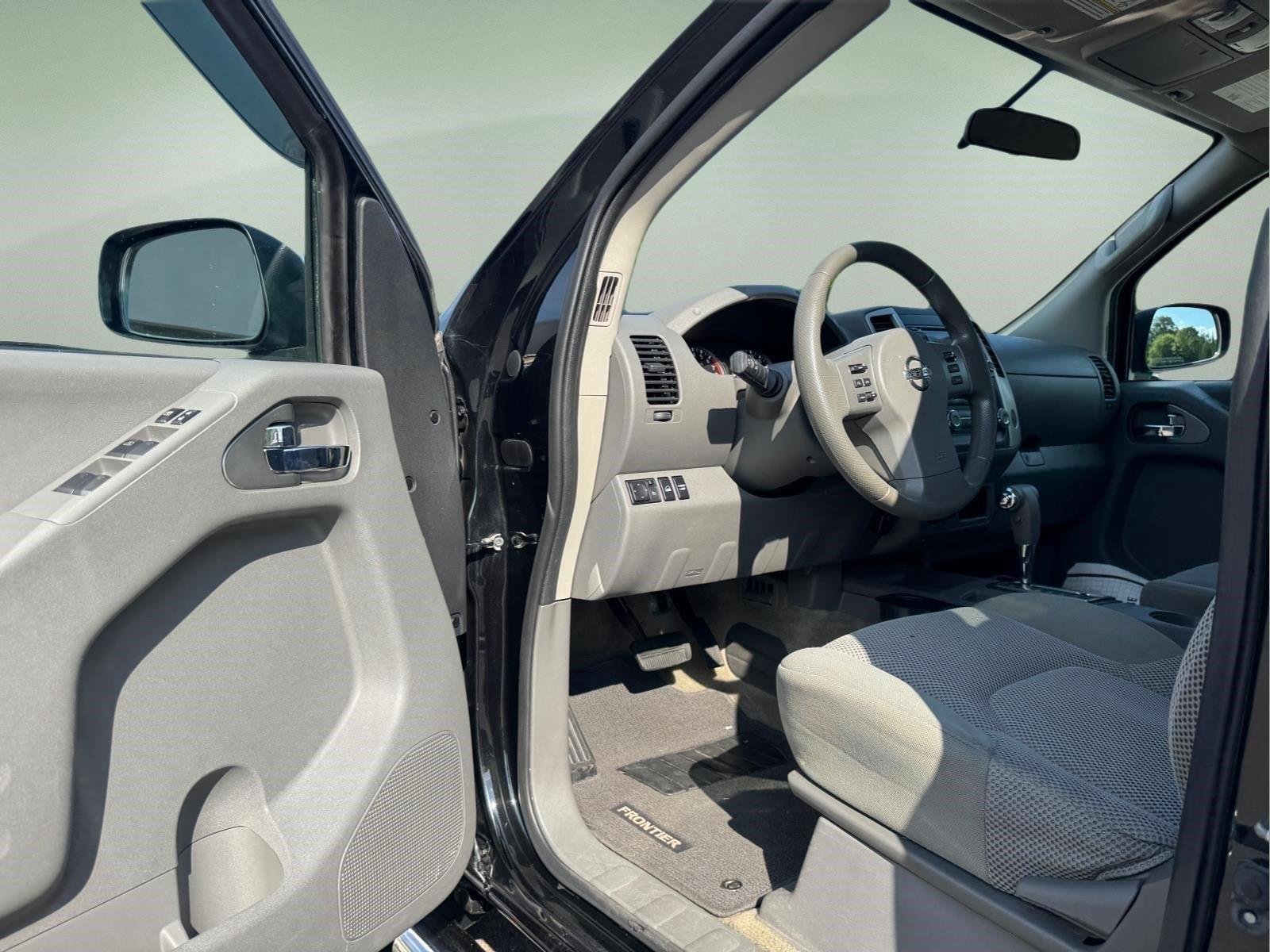 Used 2018 Magnetic Black Nissan SV V6 image 15