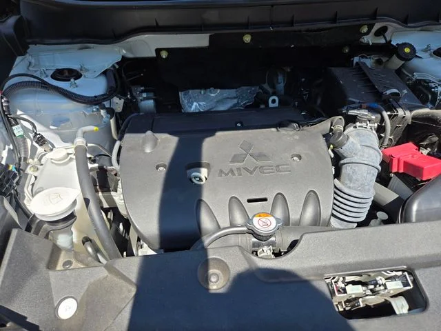 Used 2024 White Mitsubishi  image 21