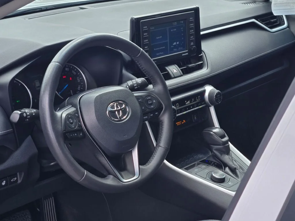 Used 2021 White Toyota XLE image 25