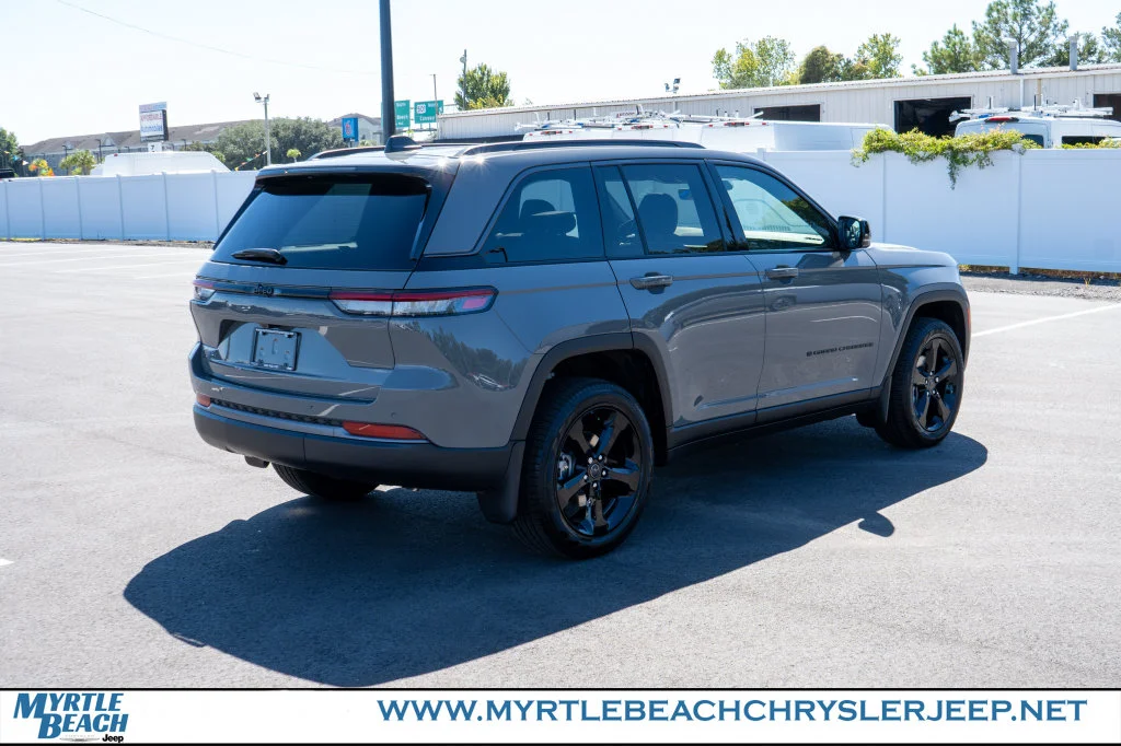 New 2027 Sting-Gray Clear-Coat Paint Jeep Limited image 6