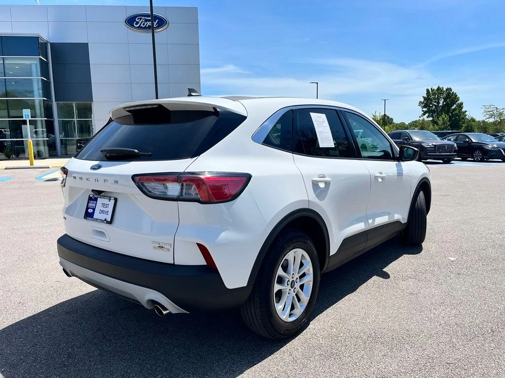 Used 2022 White Ford SE image 5