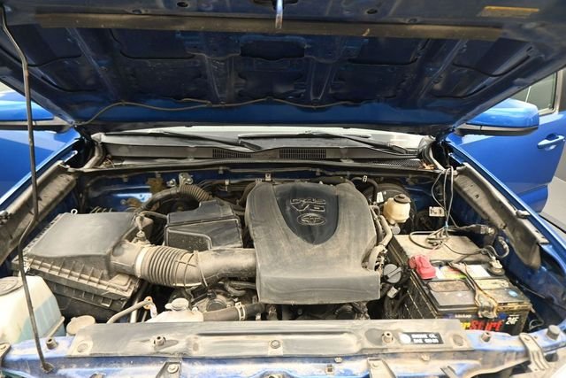 Used 2018 Blue Toyota SR5 image 12