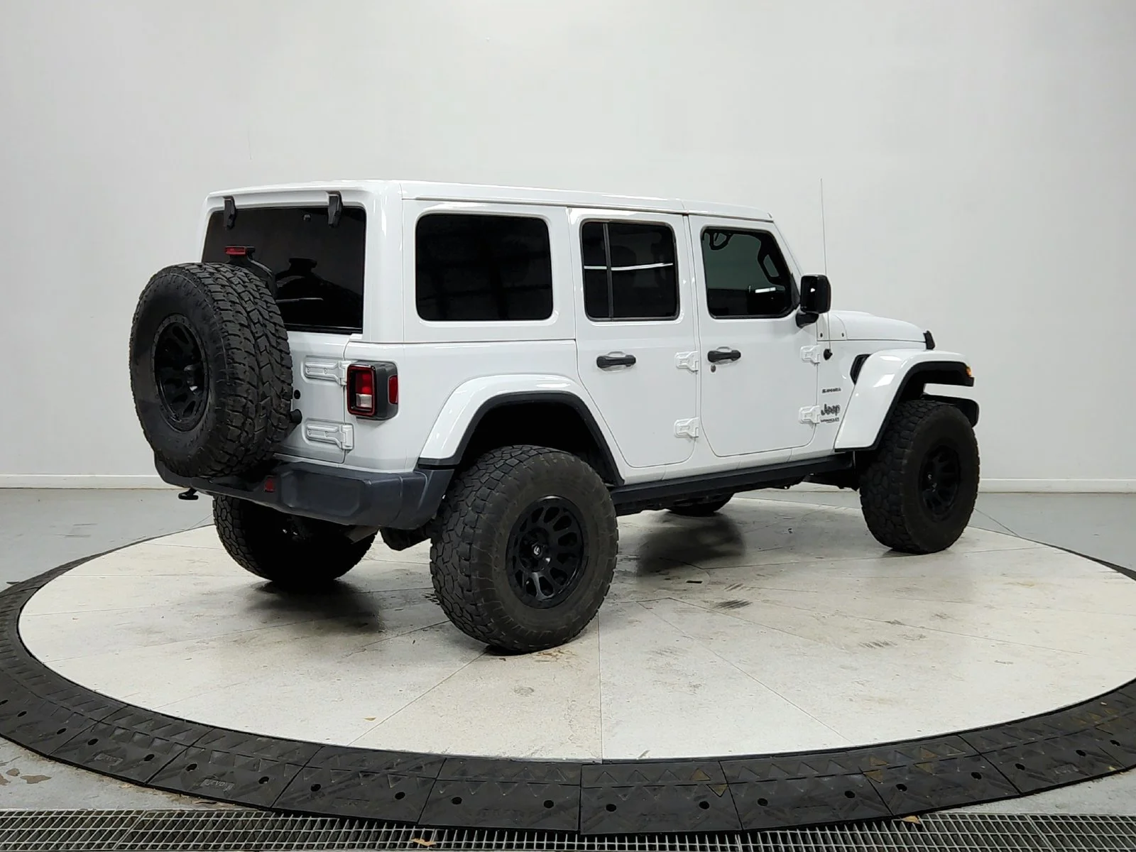 Used 2019 White Jeep Unlimited Sahara image 8