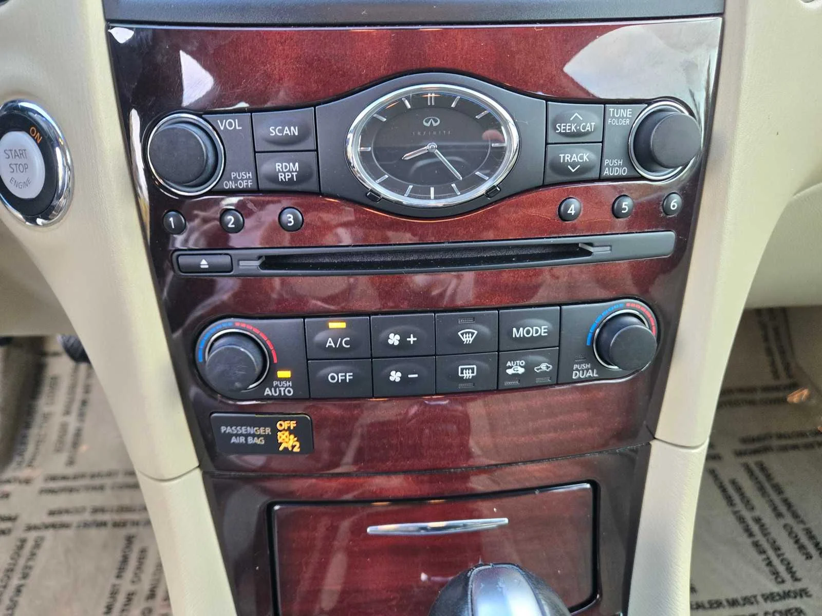 Used 2016  INFINITI  image 17