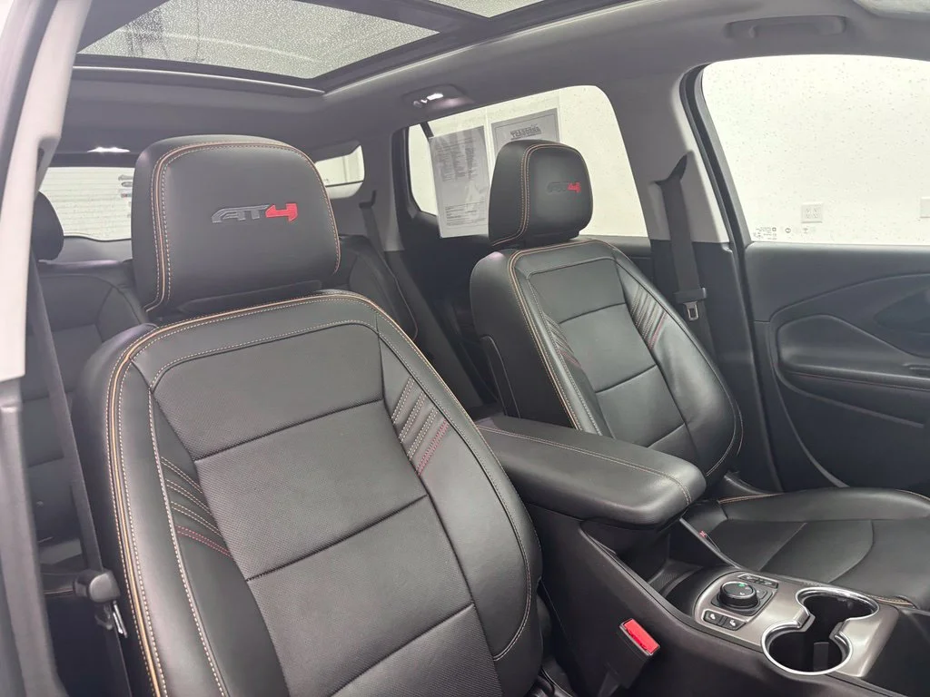 Used 2022 White GMC AT4 image 33