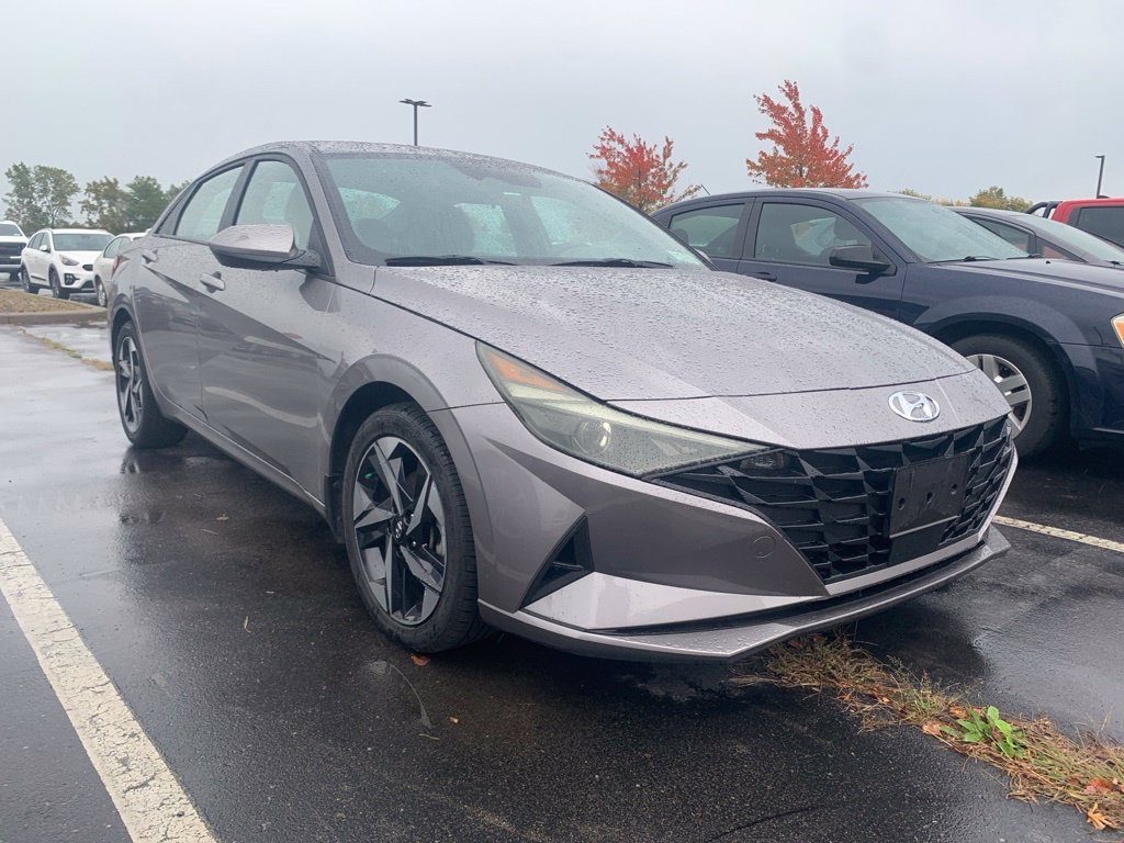 Used 2023 Silver Hyundai SEL image 4