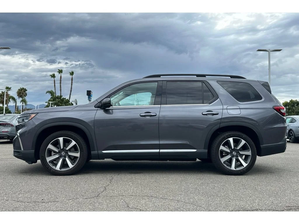Used 2024 Modern Steel Metallic Honda Touring image 2