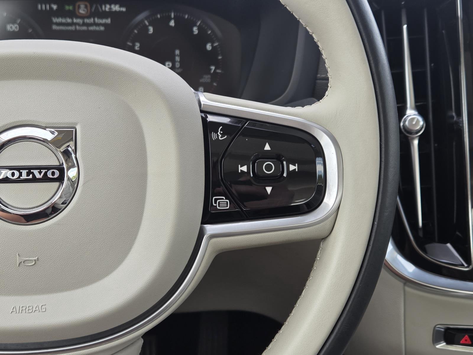 Used 2022 Crystal White Metallic Volvo Inscription image 19