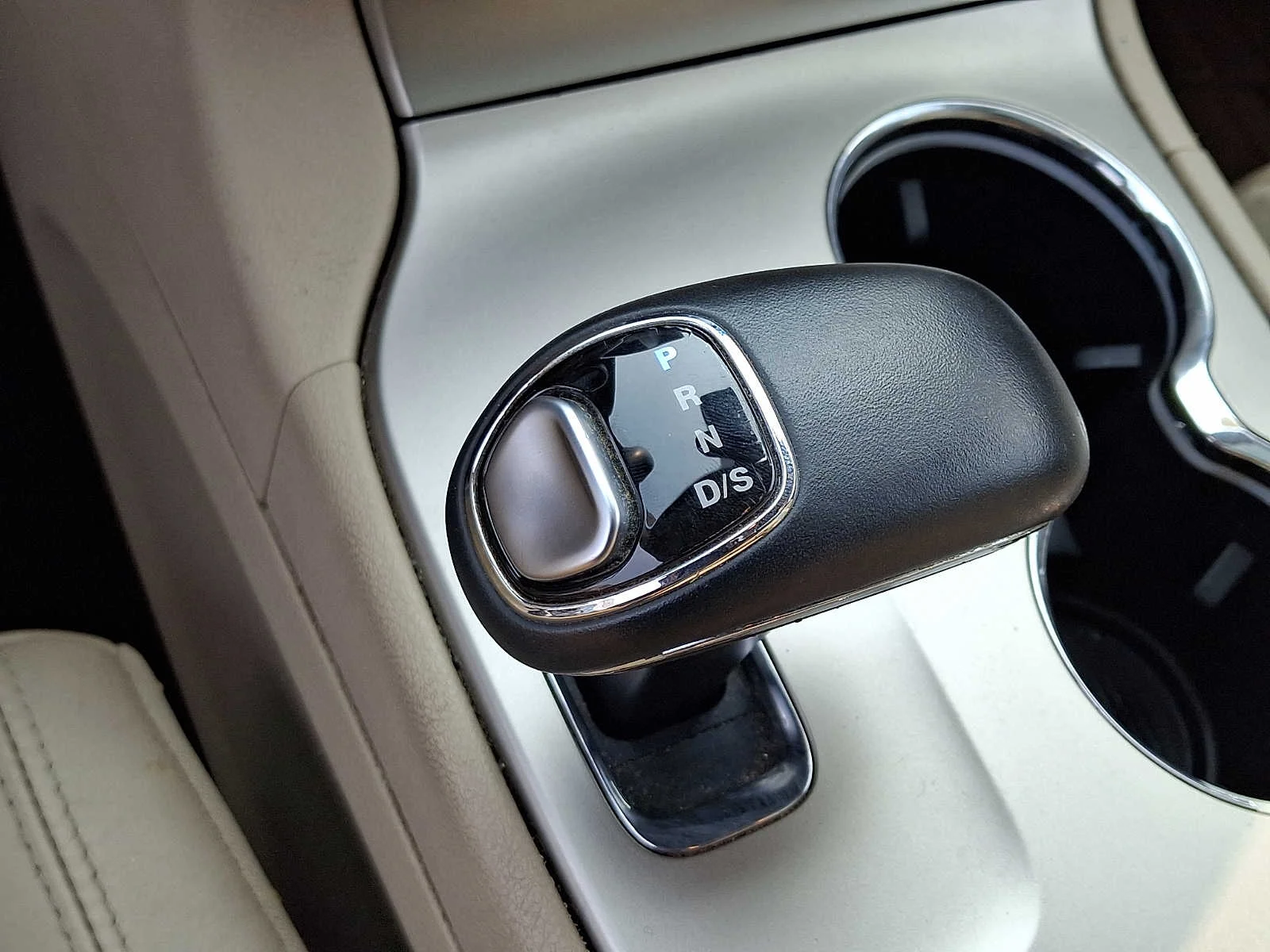 Used 2014 Cashmere Pearlcoat Jeep Limited image 15