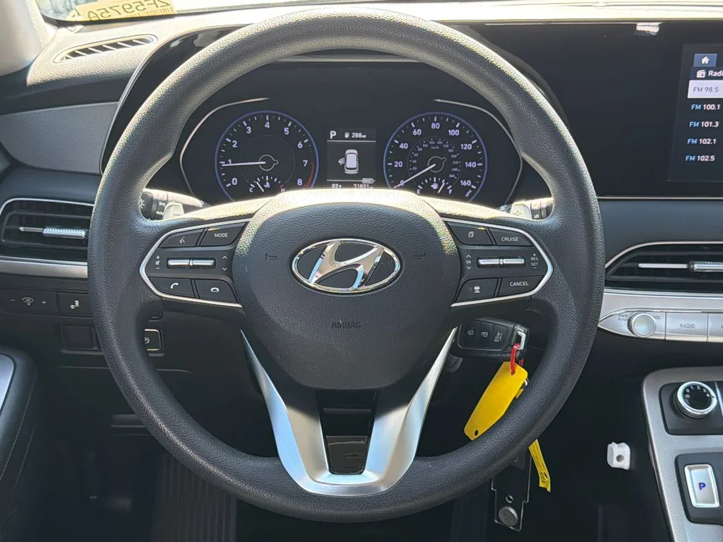 Used 2022 White Hyundai SE image 23