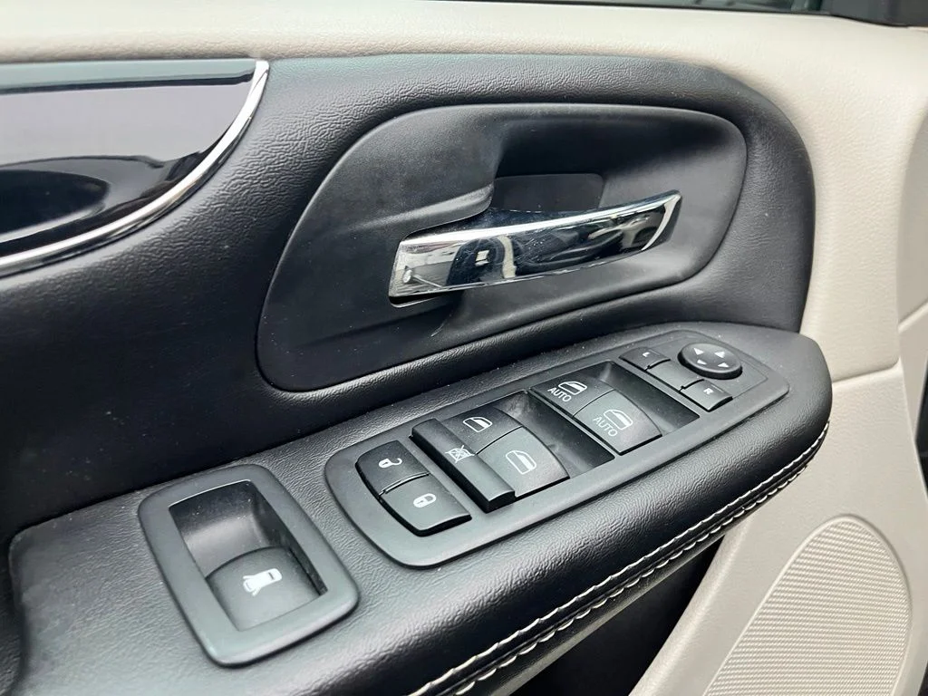 Used 2019 Black Dodge SXT image 17