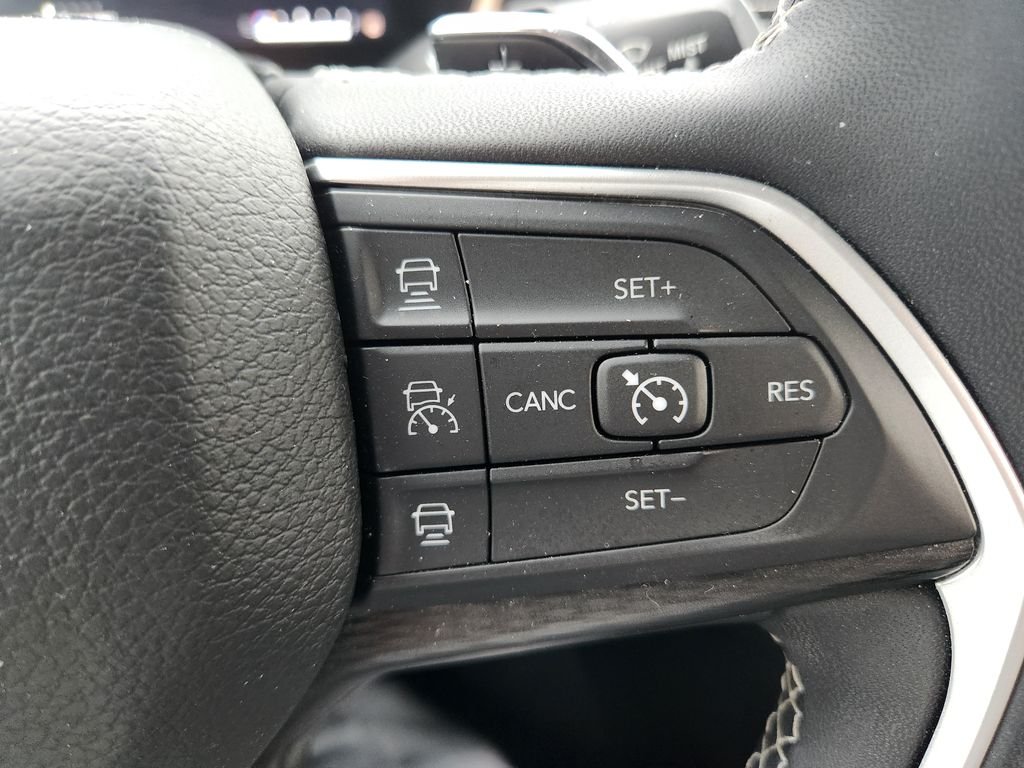 Used 2024 Silver Jeep Laredo image 18