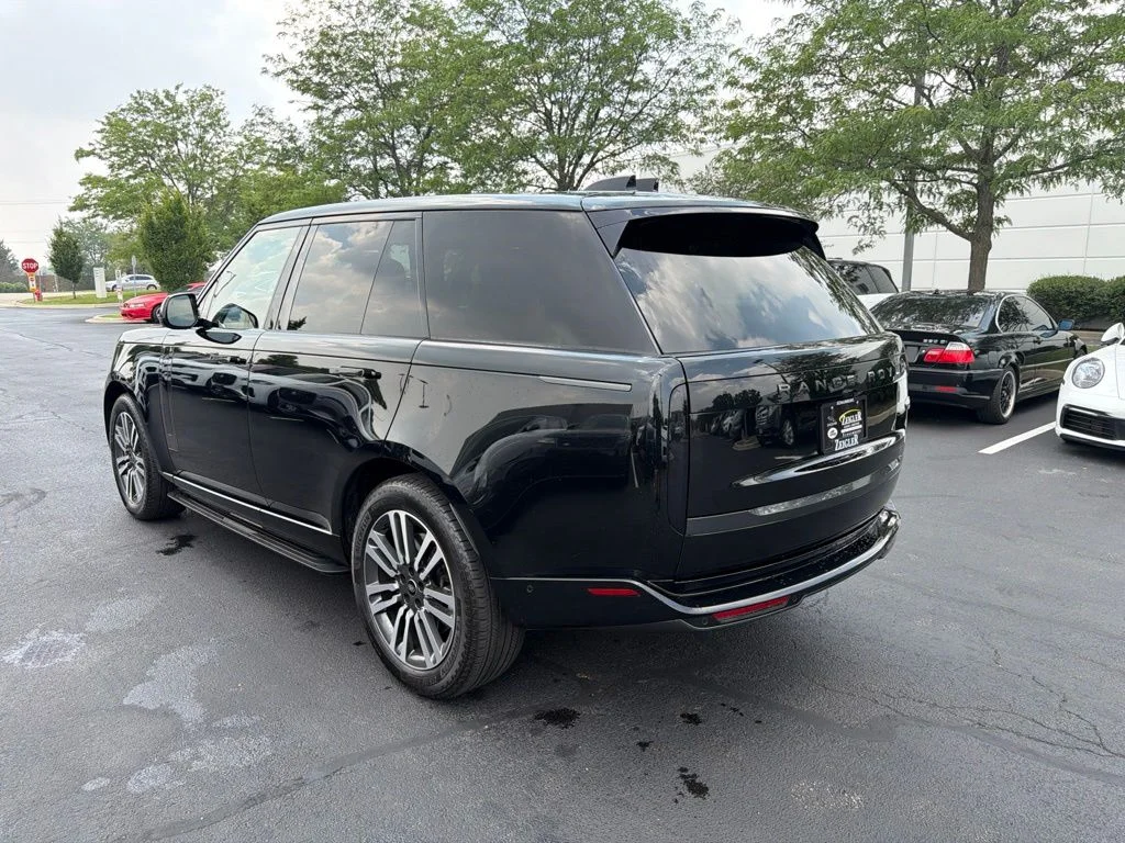 Used 2023  Land Rover SE image 3