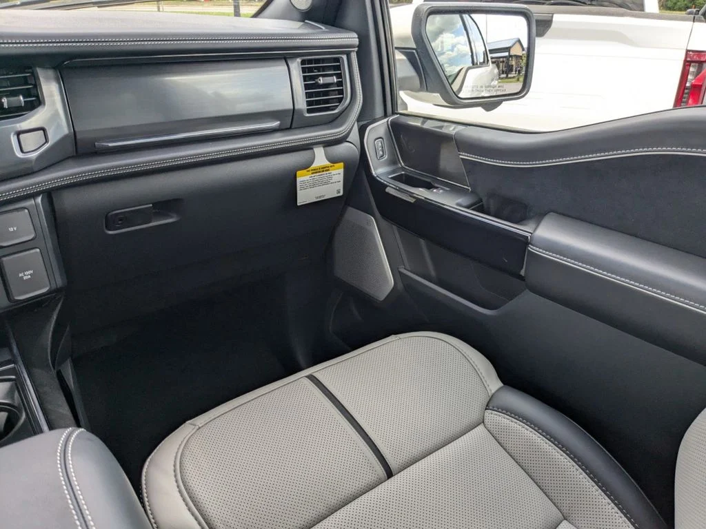 2025 Ford F-150 Lightning Platinum - Photo 20