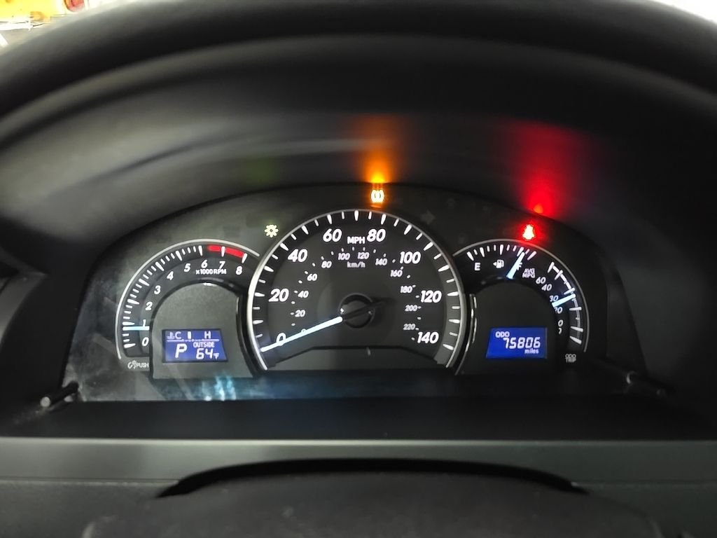 Used 2014 Silver Toyota LE image 24