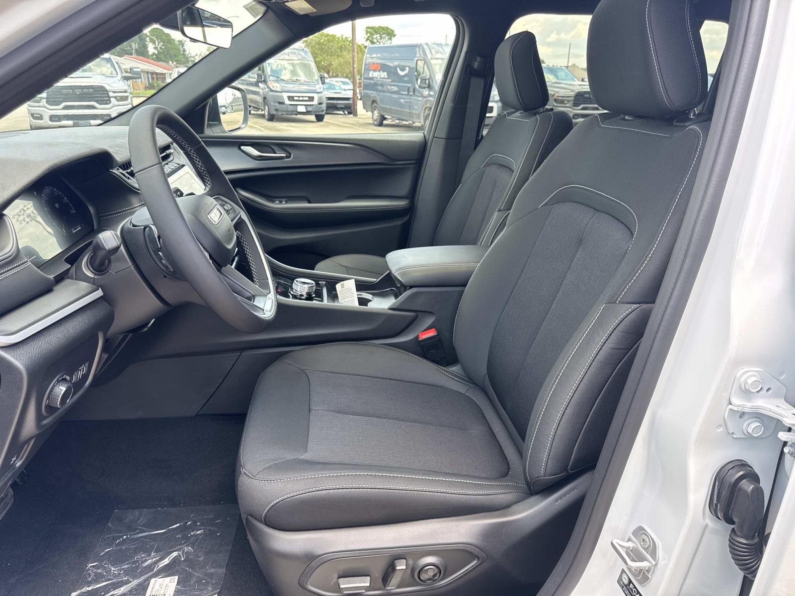 New 2026 Bright White Clear-Coat Exterior Paint Jeep Laredo X image 8