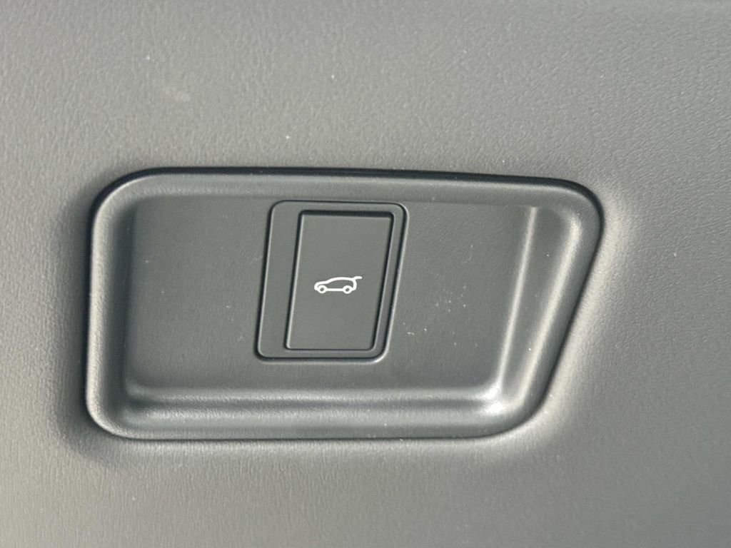 New 2026 Charente Grey Land Rover Dynamic SE image 22