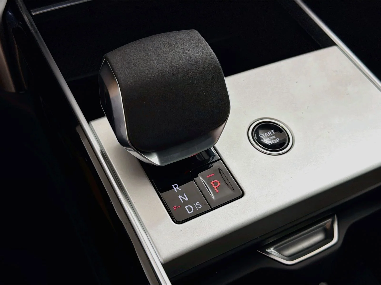 New 2026 Eiger Gray Meta Land Rover SE image 16
