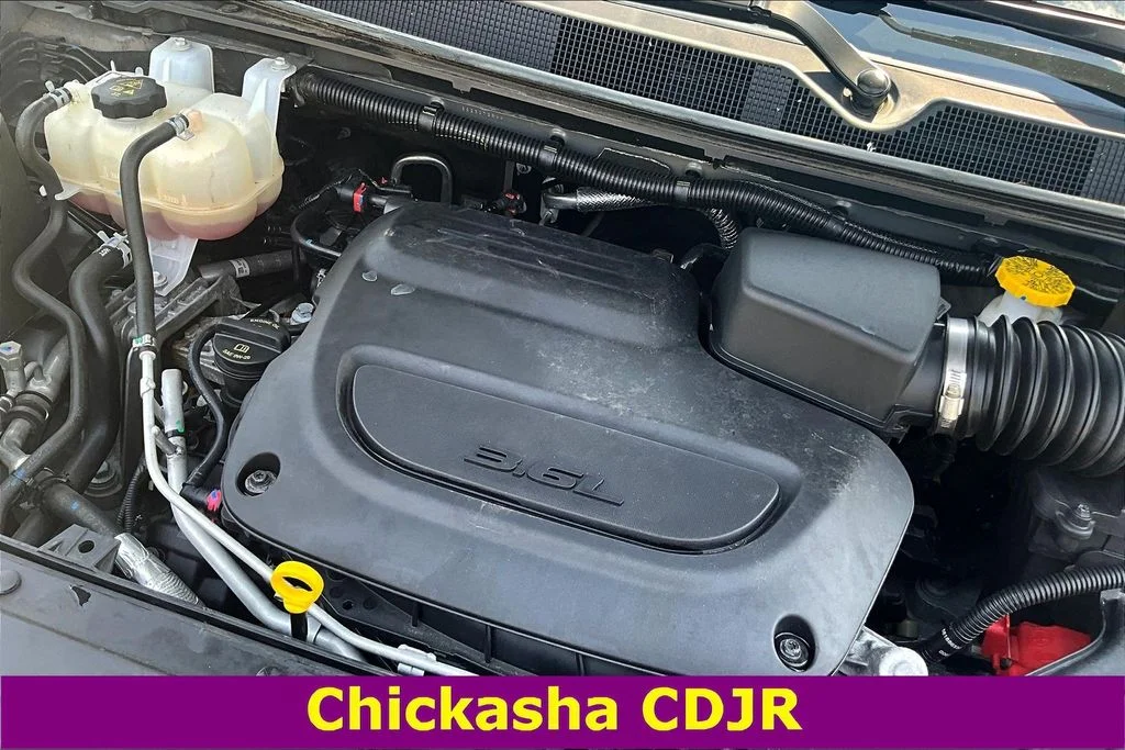 Used 2025 White Chrysler Select image 31