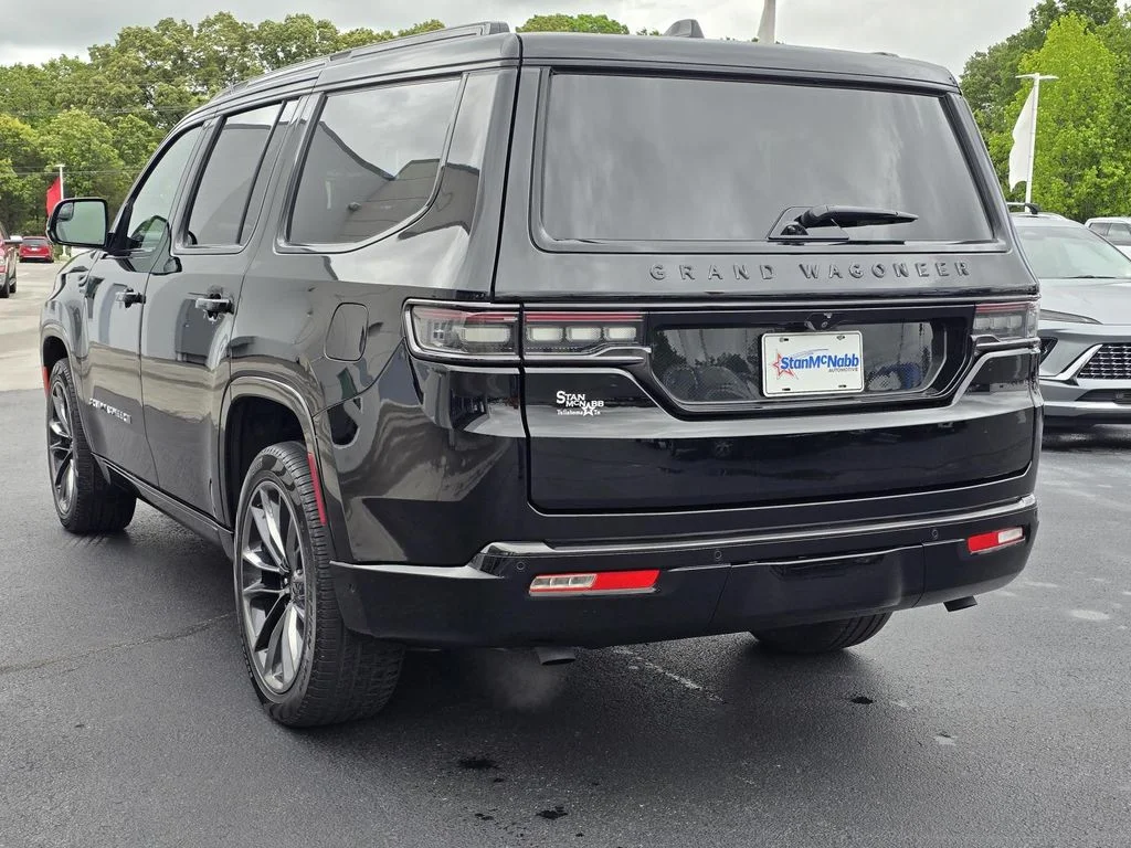 Used 2024 Diamond Black Crystal Pearlcoat Jeep Series III Obsidian image 5