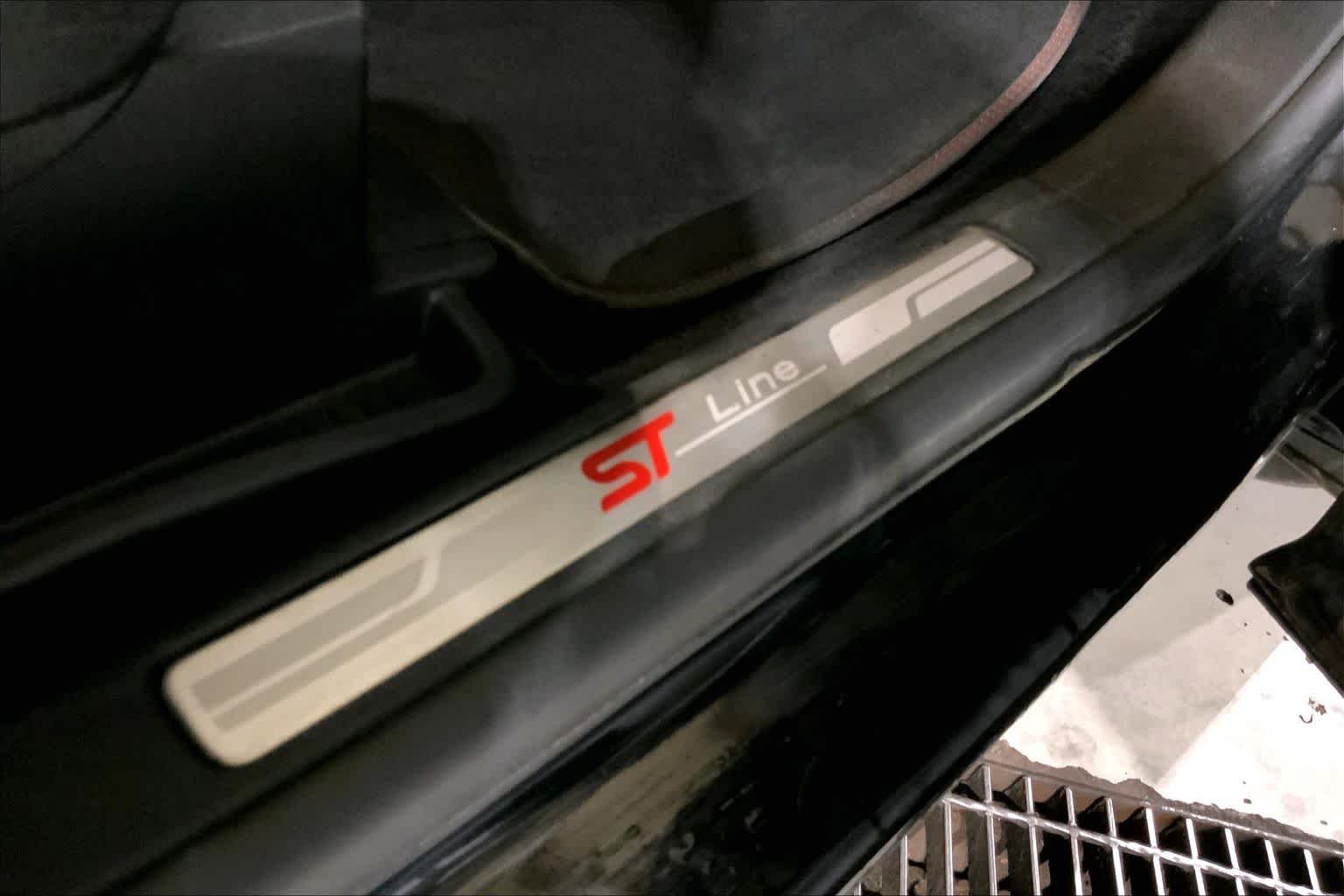 Used 2022 Agate Black Metallic Ford ST-Line image 10