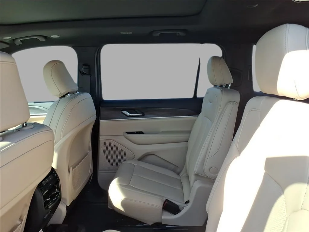 New 2025 Bright White Clear-Coat Exterior Paint Jeep Limited image 6