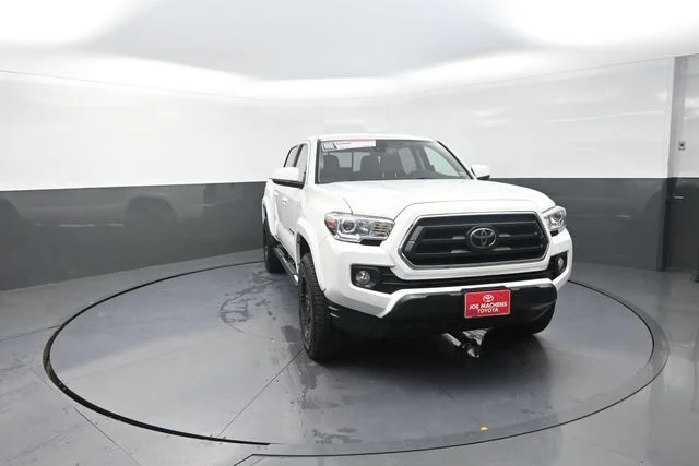 Used 2022 White Toyota SR5 image 13