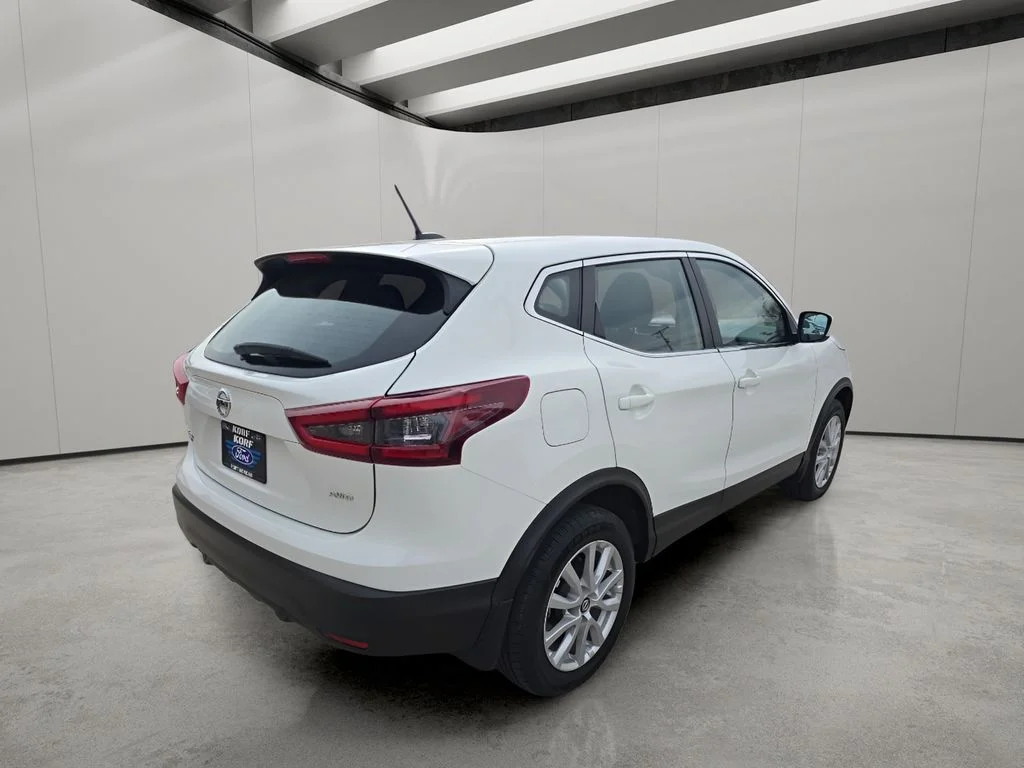 Used 2022 White Nissan SV image 5